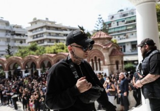 Κηδεία Mad Clip – Φίλοι και συγγενείς στην Παναγίτσα Παλαιού Φαλήρου για το τελευταίο αντίο στον αγαπημένο τράπερ