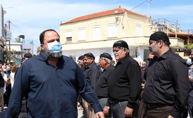 Μίκης Θεοδωράκης – Το «παρών» του Βαγγέλη Μαρινάκη στο Γαλατά Χανίων για το ύστατο χαίρε