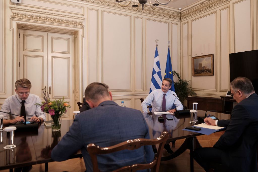 PM Mitsotakis chairs meeting on civil defence action plan, asks for close cooperation