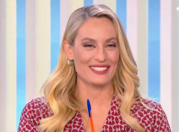 Ελεονώρα Μελέτη – Βουλευτής την υποδέχθηκε με …μπουρνούζι στο πολιτικό του γραφείο