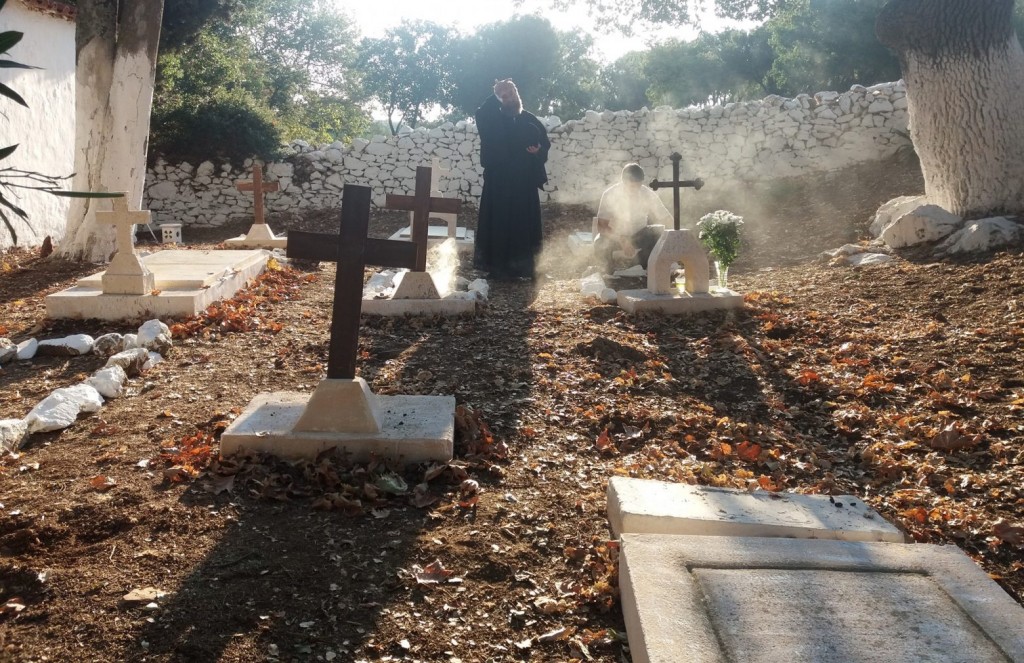 Άγριες Μέλισσες – Απίθανο βίντεο από τα γυρίσματα – Τι έκανε η Ελένη πάνω από τον τάφο του Μιλτιάδη