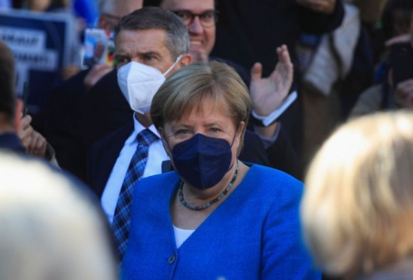 Εκλογές στη Γερμανία – Η Μέρκελ κάλεσε τους Γερμανούς να ψηφίσουν τον Λάσετ για το «μέλλον» της χώρας