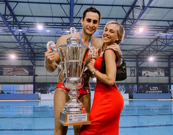 Κόνι Μεταξά και Μάριος Καπότσης – Μετά την συγκατοίκηση, θα φάμε και κουφέτα;