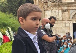 Μίκης Θεοδωράκης – Το «αντίο» του μικρού Αναστάση με το «Σώπα όπου να’ ναι θα σημάνουν οι καμπάνες»