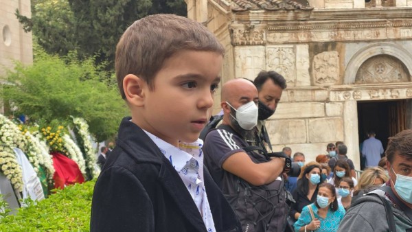 Μίκης Θεοδωράκης – Το «αντίο» του μικρού Αναστάση με το «Σώπα όπου να’ ναι θα σημάνουν οι καμπάνες»