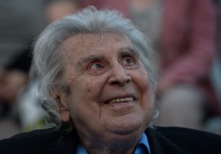 Μίκης Θεοδωράκης – Λουλούδια και σημειώματα στο πατρικό του στα Χανιά