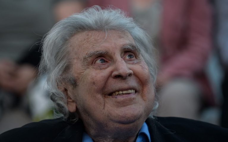 Μίκης Θεοδωράκης – Λουλούδια και σημειώματα στο πατρικό του στα Χανιά