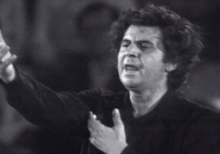 Μίκης Θεοδωράκης – Τα τραγούδια της ζωής που μας σηκώνουν όρθιους