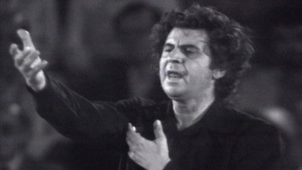 Μίκης Θεοδωράκης – Τα τραγούδια της ζωής που μας σηκώνουν όρθιους