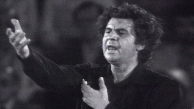 Μίκης Θεοδωράκης – Τα τραγούδια της ζωής που μας σηκώνουν όρθιους