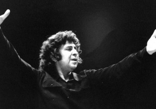 Μίκης Θεοδωράκης – Όταν χόρευε rock n΄ roll με τους νεολαίους της ΕΔΑ