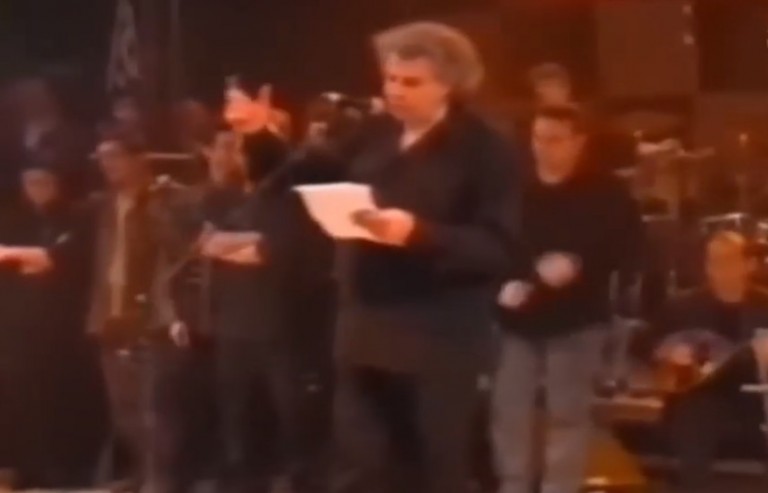 Μίκης Θεοδωράκης – Η αντιπολεμική συναυλία στο Σύνταγμα το 1999 – Η Σερβία θρηνεί για το θάνατό του δηλώνει ο Βούτσιτς