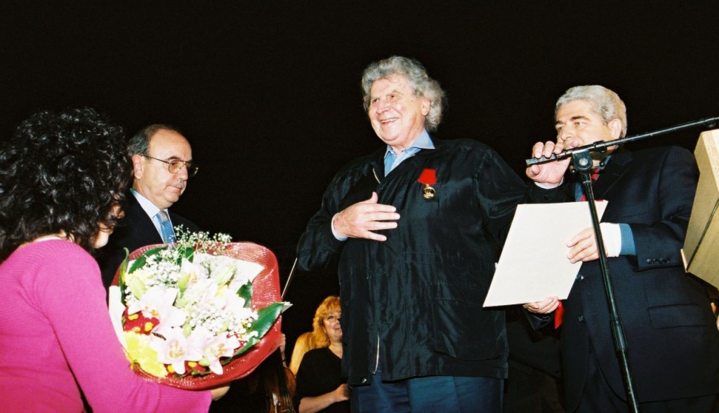 Μίκης Θεοδωράκης – Η ξεχωριστή σχέση του με την Κύπρο – «Αποτελεί μέρος της ιστορίας του ΑΚΕΛ»