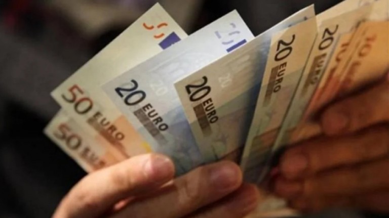 Κατώτατος μισθός – Προσδοκίες για διπλή αύξηση το 2022 καλλιεργεί η κυβέρνηση