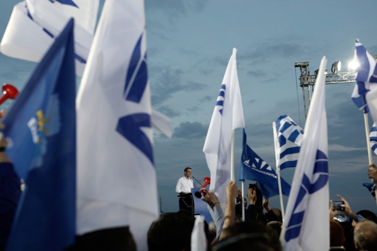 Πατώντας σε δύο βάρκες