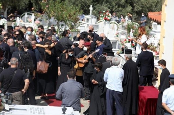 «Έφυγες και κλαίει ο άνεμος, το κύμα. Κλαίνε τ’ άστρα κι η νυχτιά» – Το τελευταίο τραγούδι για τον Μίκη
