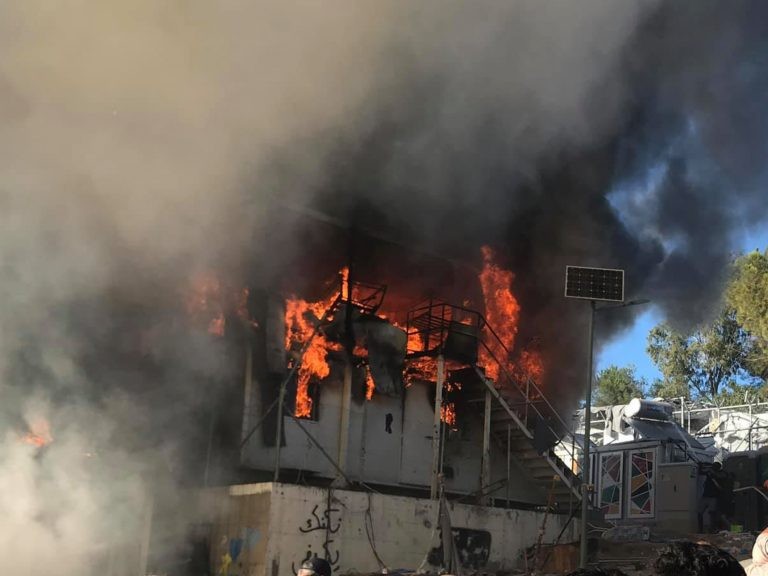 Πυρκαγιά στο κέντρο φιλοξενίας προσφύγων του Σκαραμαγκά