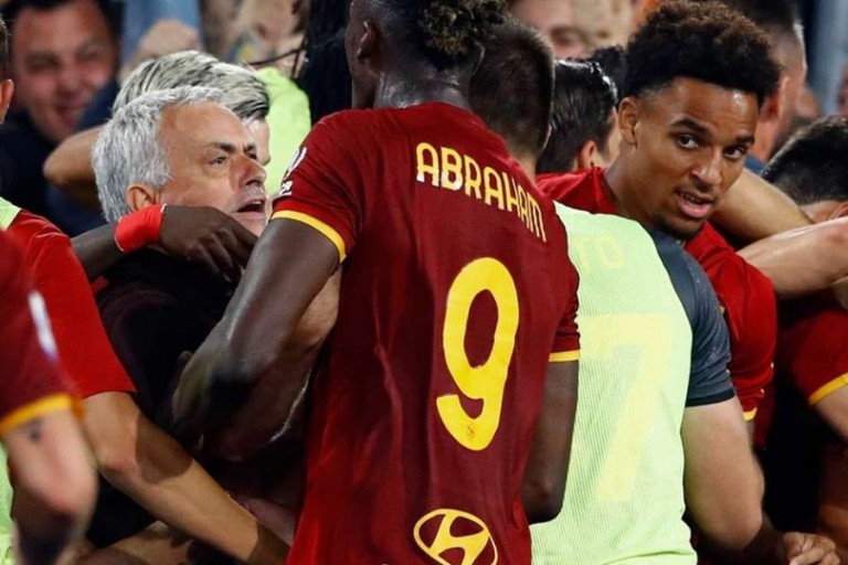 Έξαλλος πανηγυρισμός από τον Μουρίνιο, έτρεξε μέχρι το πέταλο