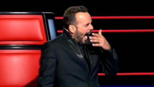 The Voice – Απίθανα πράγματα – Ο Μουζουράκης… ξεμάτιασε παίκτρια στο πλατό