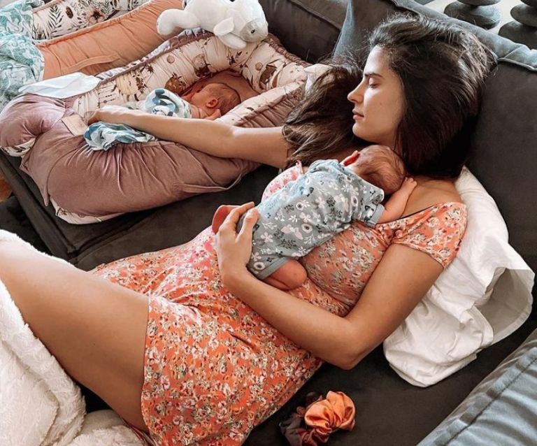 Χριστίνα Μπόμπα – Η πληρωμένη απάντηση στα κακεντρεχή σχόλια για τη φωτογραφία με τον θηλασμό
