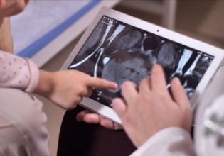 Κρήτη – Πως χορηγήθηκε το «χρυσό» φάρμακο στο μωρό που διαγνώστηκε με σπάνια μυϊκή ατροφία