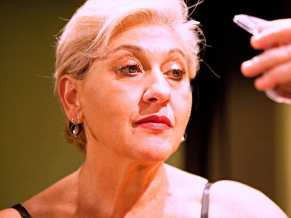 Μπέττυ Νικολέση – Το ότι με στρίμωχνε στο καμαρίνι που να το καταγγείλω;