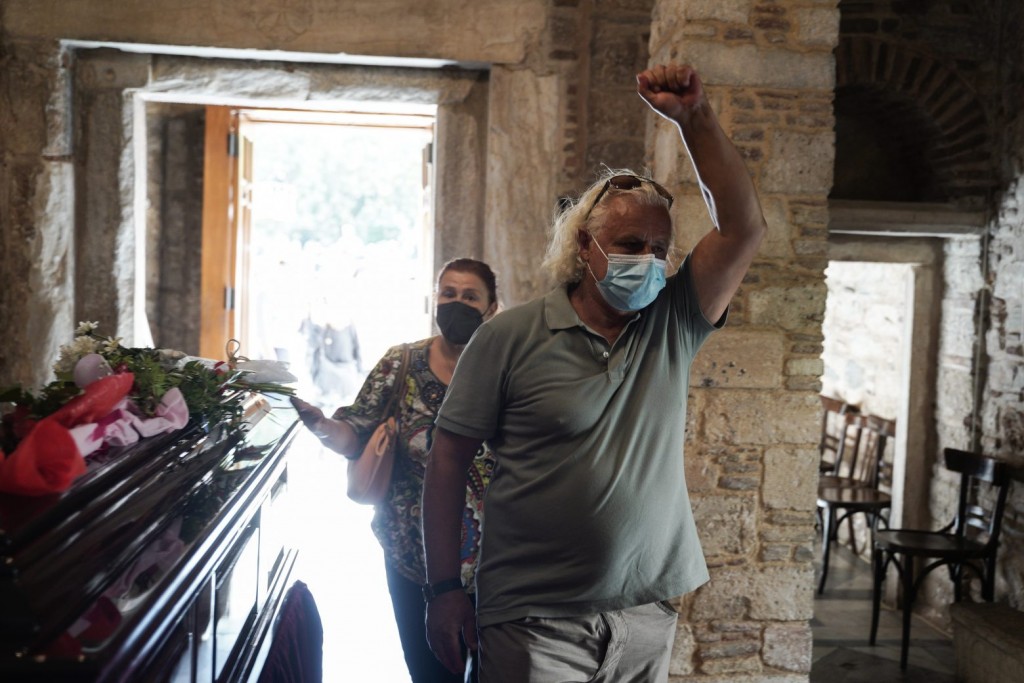 Μίκης Θεοδωράκης – Τελευταίο «αντίο» με ένα λουλούδι και ένα τραγούδι στα χείλη – Στις 10:00 ξεκινά το λαϊκό προσκύνημα