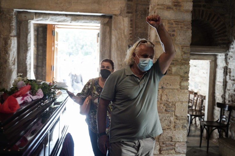 Μίκης Θεοδωράκης – Τελευταίο «αντίο» με ένα λουλούδι και ένα τραγούδι στα χείλη – Στις 10:00 ξεκινά το λαϊκό προσκύνημα