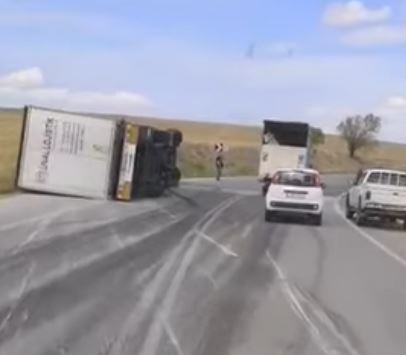 Ανατροπή νταλίκας στο δρόμο Λάρισα – Φάρσαλα – Γέμισε καύσιμα και λάδια το οδόστρωμα