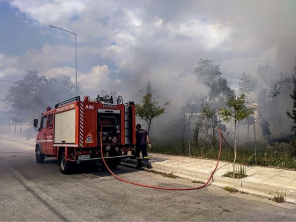 Φωτιές – Υπό μερικό έλεγχο σε Αχαρνές και Κάλαμο