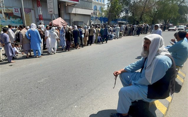 Capital control στο Αφγανιστάν – Ουρές ο κόσμος στις τράπεζες