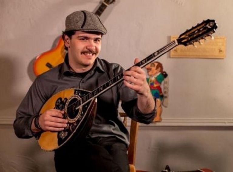 Χαμός με τον Σαλονικιό «Κουτσαβάκη» – «Είμαι Ολυμπιακός όπως όλοι οι ρεμπέτες»