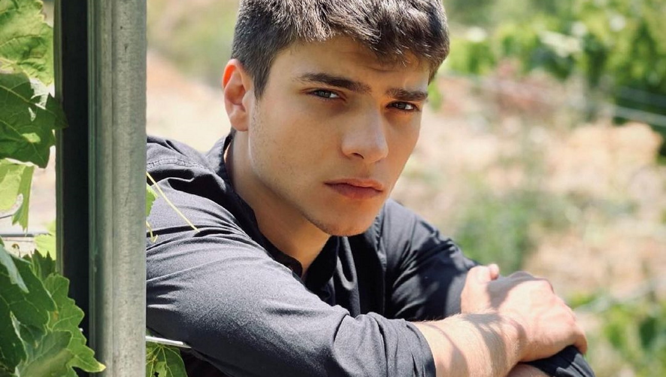 Διονύσης Παπανδρέου – Ο νεαρός πρωταγωνιστής της «Γης της Ελιάς» αποκαλύπτει πως έχει δεχτεί λεκτική βία