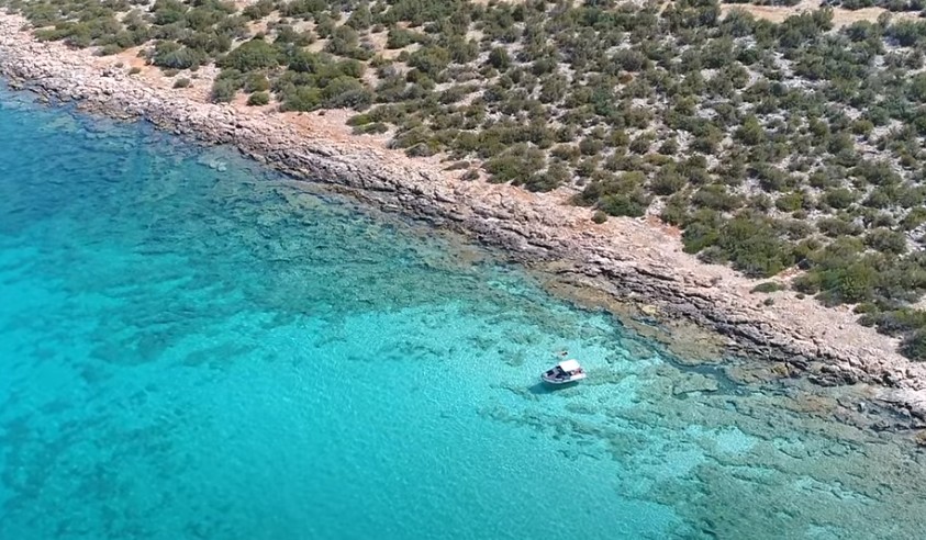 Απόδραση – Αυτή η παραλία 2,5 ώρες μακριά από την Αθήνα έχει κρυστάλλινα νερά σαν τους Παξούς