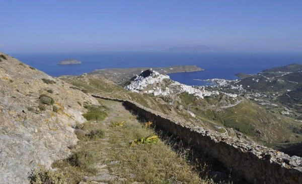 Σέριφος – Μονοπάτια από σίδηρο και πέτρα