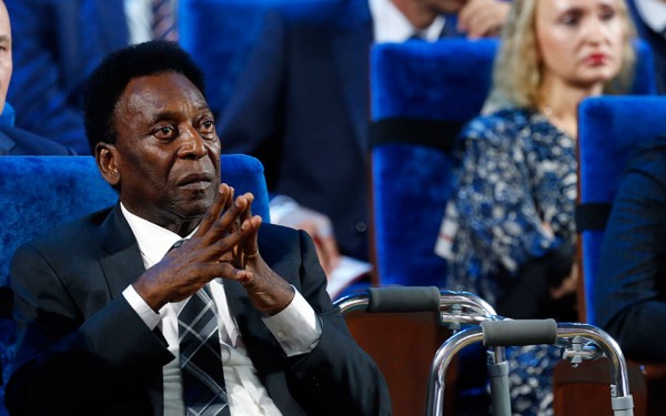 Ο Πελέ αναμένει το εξιτήριο κάνοντας ποδήλατο