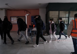 Φόβοι για ραγδαία αύξηση των κρουσμάτων με το άνοιγμα των σχολείων – Πολιτική κόντρα για τα υγειονομικά πρωτόκολλα