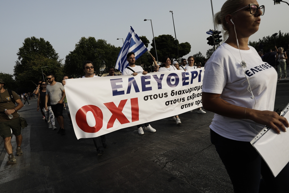 Politico - Στην πρώτη γραμμή της... ηλιθιότητας οι αντιεμβολιαστές στην Ελλάδα