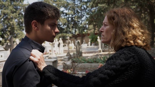 Η Γη της Ελιάς – Μια μυστική συνάντηση αποκτά έναν ανεπιθύμητο μάρτυρα