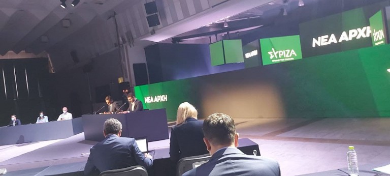 Κόκκινο, ρόζ και στο βάθος… πράσινο – Μύρισε λίγο παλιό ΠΑΣΟΚ στη συνέντευξη Τσίπρα