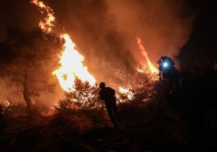 Φωτιά στη Νέα Μάκρη – Ζημιές σε σπίτια και υπόνοιες για εμπρησμό – Μια προσαγωγή