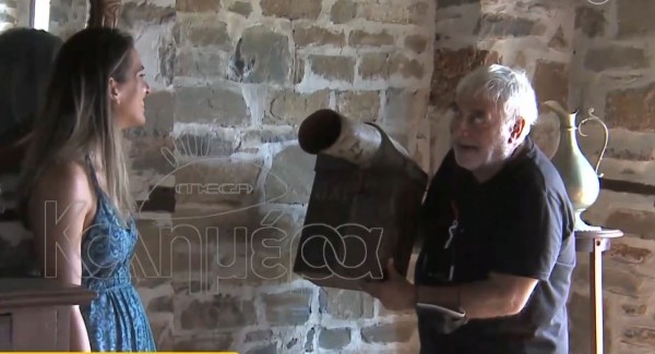 Ο Δημήτρης Πιατάς ξεναγεί την κάμερα του MEGA στο χωριό Λαύκος στο Πήλιο