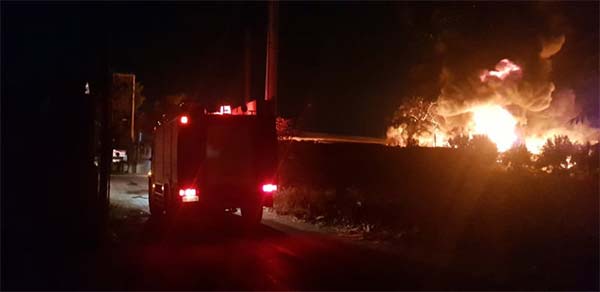 Αχαρνές - Τεράστια πυρκαγιά σε βιομηχανία - Πνίγεται στον μαύρο καπνό η περιοχή