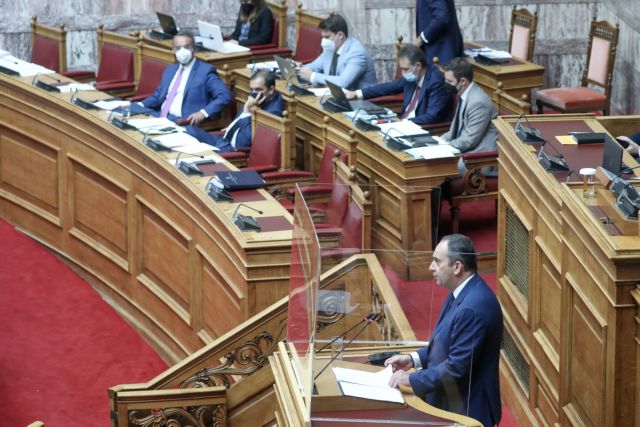 Σφοδρή σύγκρουση κυβέρνησης και ΣΥΡΙΖΑ στη Βουλή για την τροποποίηση της σύμβασης Δημοσίου – ΟΛΠ