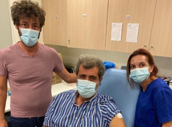 «Ιπποφέρω, ιπποφέρω Πολή» – Το twitter ξεσάλωσε με τον εμβολιασμό Πολάκη