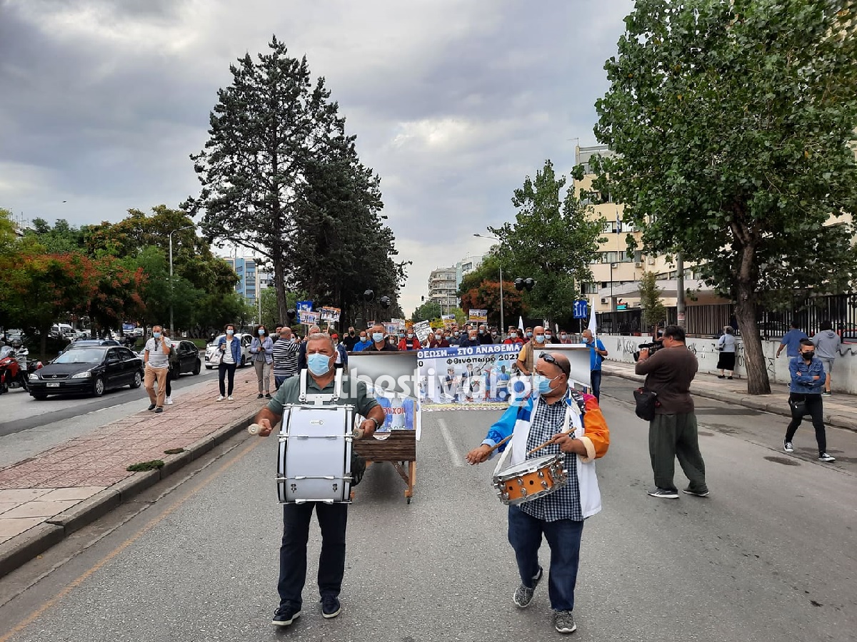 Θεσσαλονίκη - Κρεβάτια και τύμπανα στη συγκέντρωση της ΠΟΕΔΗΝ - Οι υγειονομικοί ξανά στους δρόμους