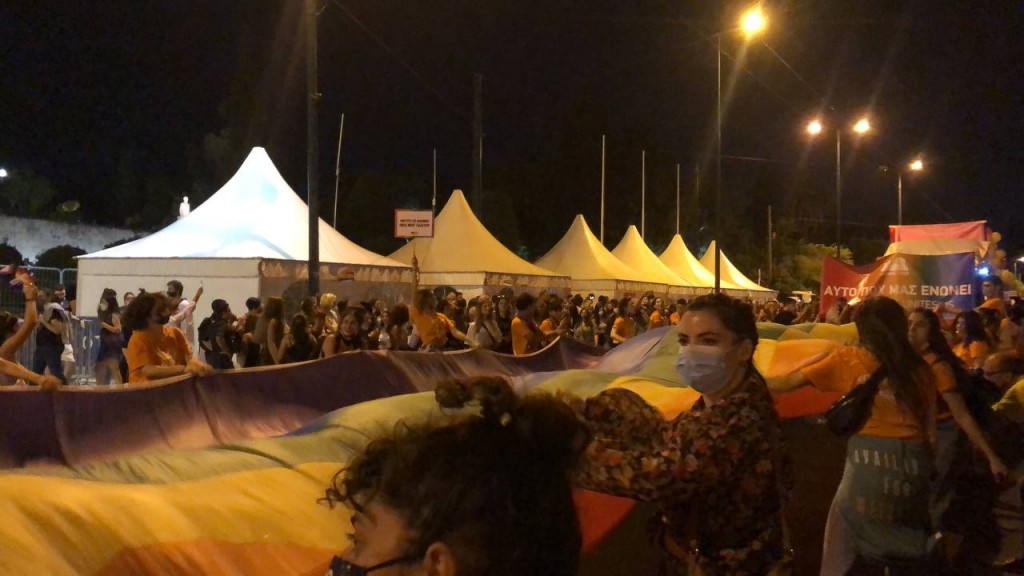 Σε εξέλιξη το Athens Pride 2021 – Γέμισε χρώμα η Αθήνα – Πλήθος κόσμου