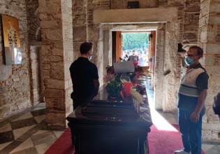 Μίκης Θεοδωράκης – Η Ελλάδα υποκλίνεται στον παγκόσμιο Έλληνα  – Δείτε live το λαϊκό προσκύνημα στη σορό του