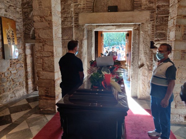 Μίκης Θεοδωράκης – Η Ελλάδα υποκλίνεται στον παγκόσμιο Έλληνα  – Δείτε live το λαϊκό προσκύνημα στη σορό του