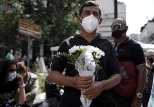 Μίκης Θεοδωράκης – Το λαϊκό προσκύνημα θα παραταθεί για μια ώρα σήμερα – Θα τελειώσει στις 20:00 το βράδυ